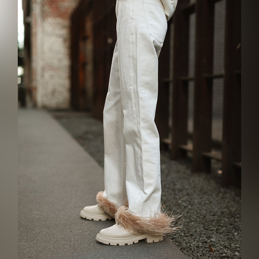NWT Gianni Bini White Jeans with Removable Feather Trim Size 26 x Nastia Liukin
